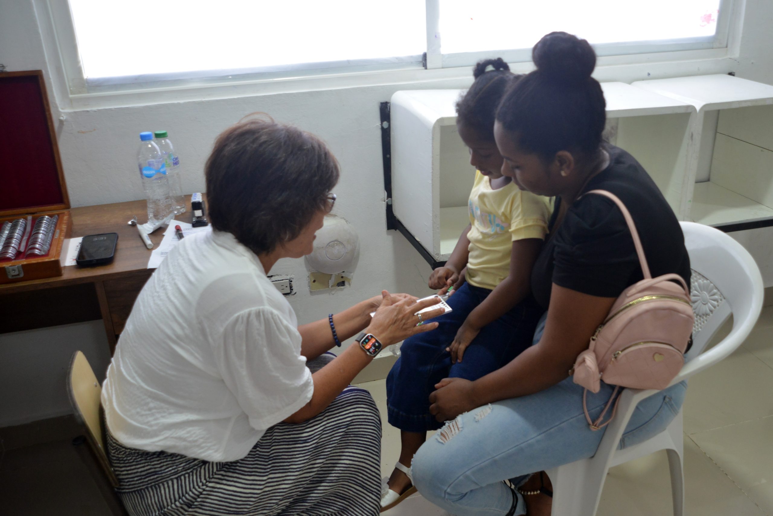 Fundación Forjando un Futuro y Óptica Visionart realizan jornada visual gratuita para familias de escasos recursos