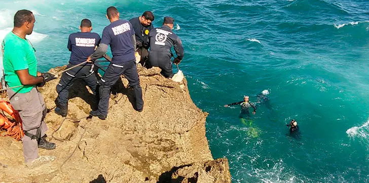 Bomberos de SDE rescatan camión sumergido en el mar Caribe durante operación de búsqueda de desaparecido