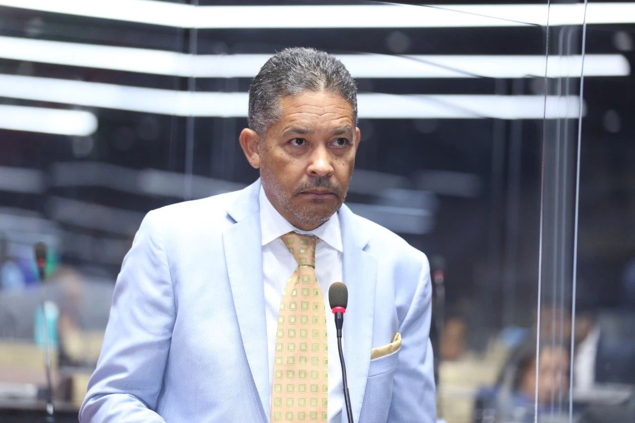 Santo Domingo, RD - El diputado por La Romana, Eugenio Cedeño, ha desatado una fuerte controversia tras sus recientes declaraciones durante una entrevista televisiva, donde afirmó que, aunque su esposa no esté de acuerdo, se quitaría el preservativo durante el acto sexual si decide embarazarla. Estas declaraciones se producen en el contexto del debate sobre el nuevo Código Penal en República Dominicana. Durante la entrevista, Cedeño expresó su opinión sobre las relaciones sexuales dentro del matrimonio, argumentando que cree tener derecho a tomar decisiones que afecten a su pareja, incluso sin su consentimiento explícito. Estas afirmaciones han generado reacciones inmediatas tanto en la opinión pública como entre sus colegas legisladores. La secretaria general del Partido Revolucionario Moderno (PRM), Carolina Mejía, ha afirmado que las declaraciones de Cedeño no reflejan la posición oficial del partido y que el PRM se deslinda completamente de estos comentarios. El debate sobre el nuevo Código Penal ha sido un tema de gran importancia en República Dominicana, con diversas opiniones y posturas encontradas. Sin embargo, las declaraciones de Cedeño han generado una controversia particular debido a la naturaleza sensible del tema. Se espera que estas declaraciones continúen generando debate público y político en los próximos días, mientras la sociedad dominicana y los legisladores continúan discutiendo las implicaciones del nuevo Código Penal.