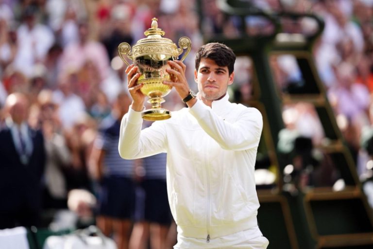 Carlos Alcaraz se corona campeón de Wimbledon al vencer a Novak Djokovic en una final histórica