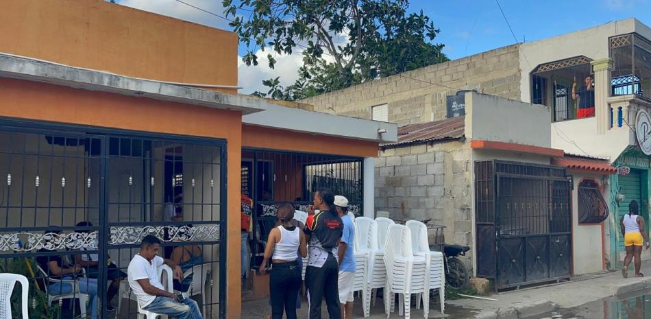 Hombre Muere y Mujer Resulta Herida en Tiroteo en Santiago