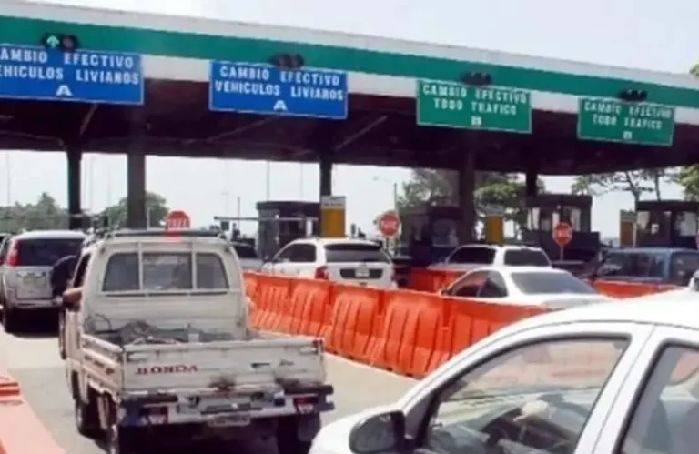 Restablecido el servicio en el peaje de Las Américas tras incidente por rayo