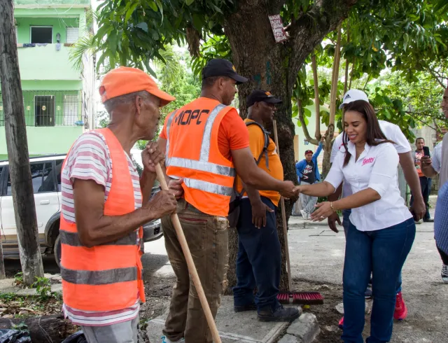 Alcaldesa Betty Gerónimo y el Gral. Ambiorix Cepeda lideraron una jornada de limpieza en el Parque Mirador del Norte junto a graduados de la maestría en Derechos Humanos