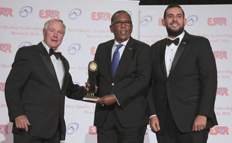 Director de Comedores Económicos del Estado recibe el Premio Internacional Best Quality Leadership Awards 2024