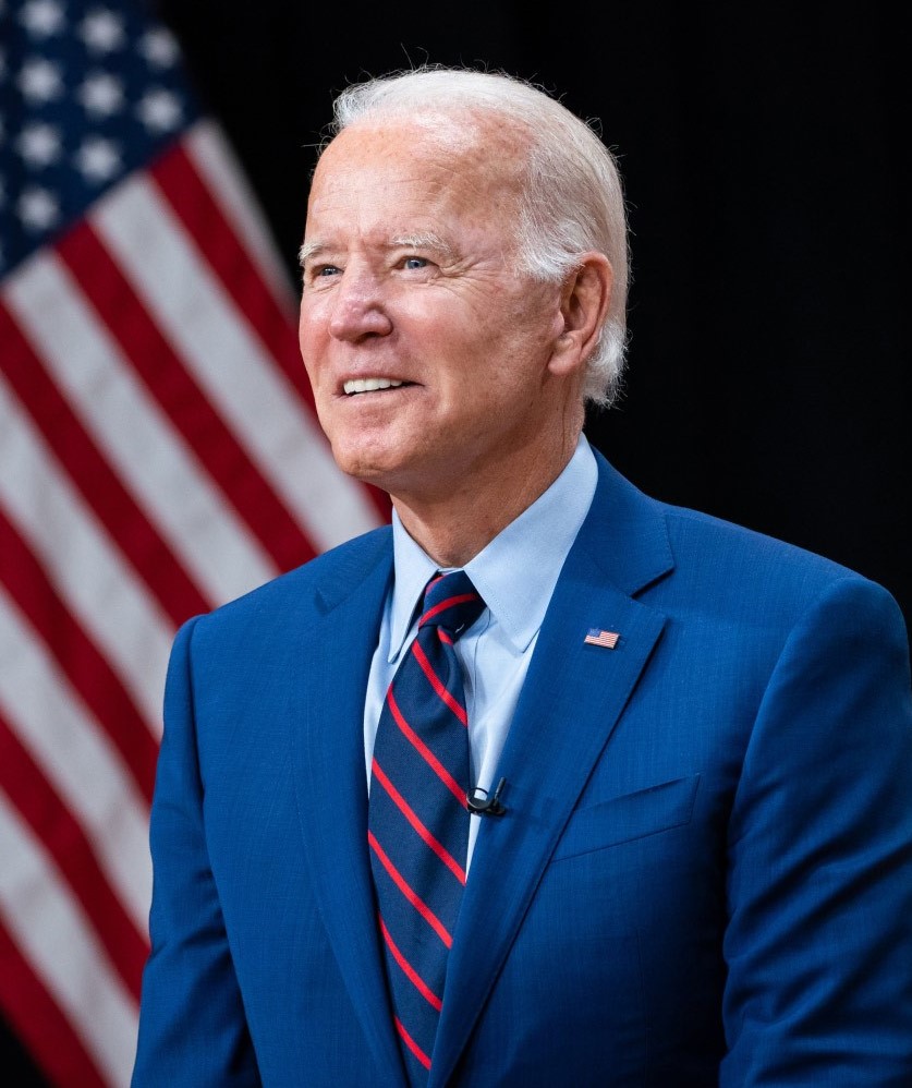 Washington, D.C., [fecha] - En una estrategia diplomática que podría redefinir la relación entre Estados Unidos y Venezuela, la administración de Joe Biden está llevando a cabo un esfuerzo decisivo para persuadir al presidente venezolano, Nicolás Maduro, de renunciar a su cargo a cambio de una amnistía, según informó el periódico The Wall Street Journal. Esta maniobra se produce en un contexto de crecientes pruebas que indican que Maduro habría perdido las elecciones del pasado 28 de julio. Según el reporte, Estados Unidos ha explorado la posibilidad de ofrecer indultos a Maduro y a sus principales colaboradores, quienes enfrentan cargos severos por parte del Departamento de Justicia. Tres personas familiarizadas con las deliberaciones dentro de la administración estadounidense confirmaron al medio que "todo está sobre la mesa" en un intento por asegurar la salida de Maduro antes de que termine su mandato en enero. La oferta incluye la posibilidad de garantizar que las figuras clave del régimen no sean perseguidas ni extraditadas, lo que representa un cambio significativo en la postura de Estados Unidos hacia el liderazgo venezolano. En 2020, Washington había ofrecido una recompensa de 15 millones de dólares por información que condujera al arresto de Maduro bajo acusaciones de narcotráfico. Las negociaciones han dado un respiro a la oposición venezolana, que ha presentado pruebas contundentes de que su candidato, Edmundo González, venció a Maduro de manera aplastante en los comicios de julio. Sin embargo, el régimen de Maduro ha intensificado la represión, encarcelando a miles de disidentes y manteniendo el control de las fuerzas militares y del sistema judicial, lo que le ha permitido ganar tiempo en medio de la incertidumbre electoral. A pesar de los avances en las conversaciones, persisten las tensiones entre Washington y Caracas. Maduro ha manifestado estar dispuesto a dialogar, siempre y cuando Estados Unidos muestre respeto por la soberanía de Venezuela. Sin embargo, también ha advertido que no permitirá la injerencia en los asuntos internos del país. El tiempo corre para que Estados Unidos logre un acuerdo antes de la investidura presidencial en Venezuela, prevista para enero. El resultado de las elecciones presidenciales de noviembre en Estados Unidos también podría influir en el curso de las negociaciones, especialmente si el expresidente Donald Trump, conocido por su postura agresiva hacia Maduro, regresa al poder. Las conversaciones hasta ahora se han desarrollado de manera virtual entre Jorge Rodríguez, presidente del Congreso de Venezuela, y Daniel P. Erikson, responsable de la política hacia Venezuela en el Consejo de Seguridad Nacional de la Casa Blanca. Washington ha asegurado que no obligará a las compañías petroleras occidentales a abandonar Venezuela, un punto clave en las negociaciones.