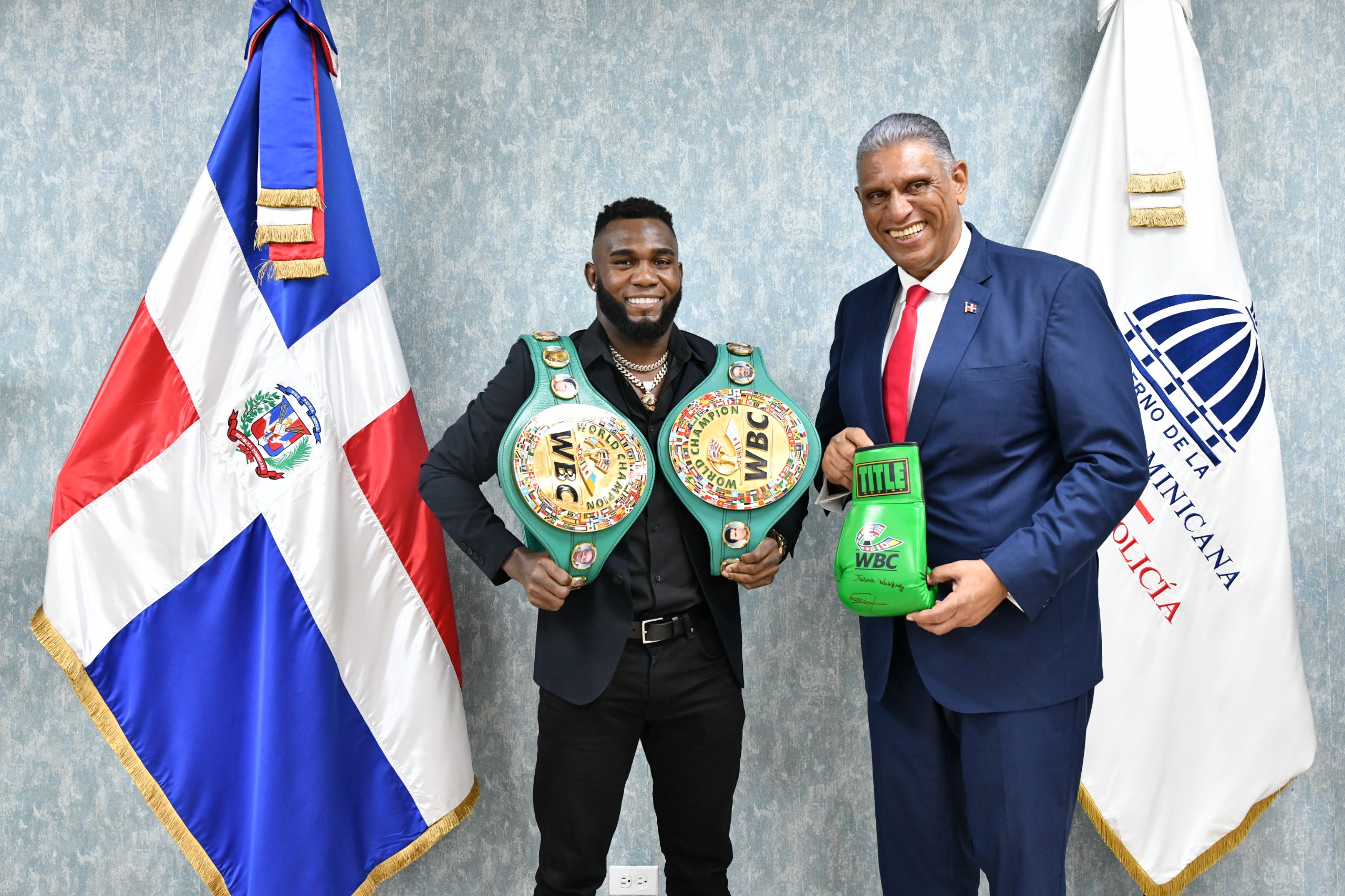 Boxeador dominicano campeón mundial se suma al programa "De Vuelta al Barrio"