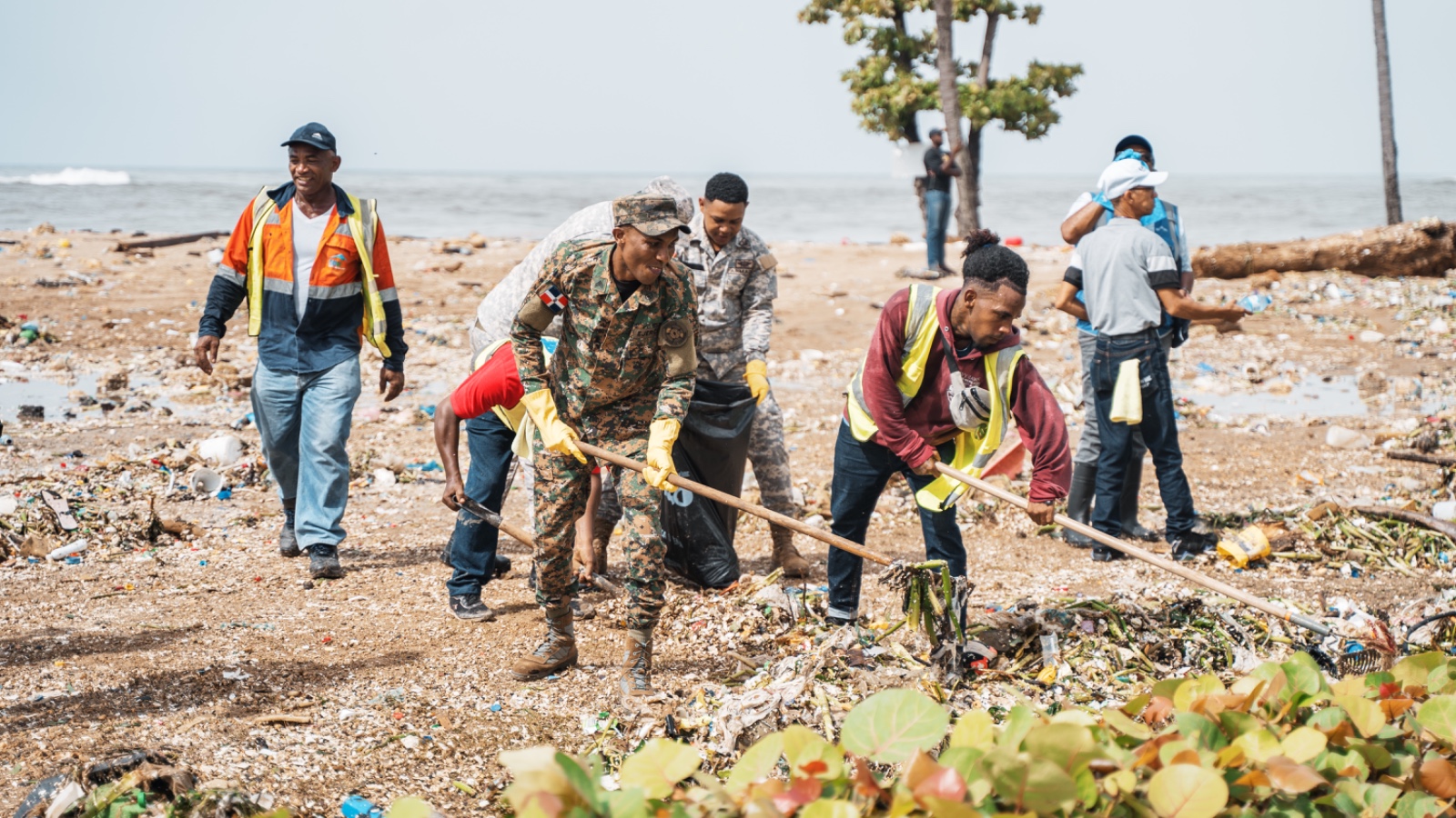 Intensas labores de limpieza en el Monumento Fray Antonio de Montesino tras paso del huracán Beryl