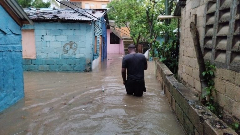 Residentes de Cancino Adentro solicitan ayuda urgente ante tormenta tropical
