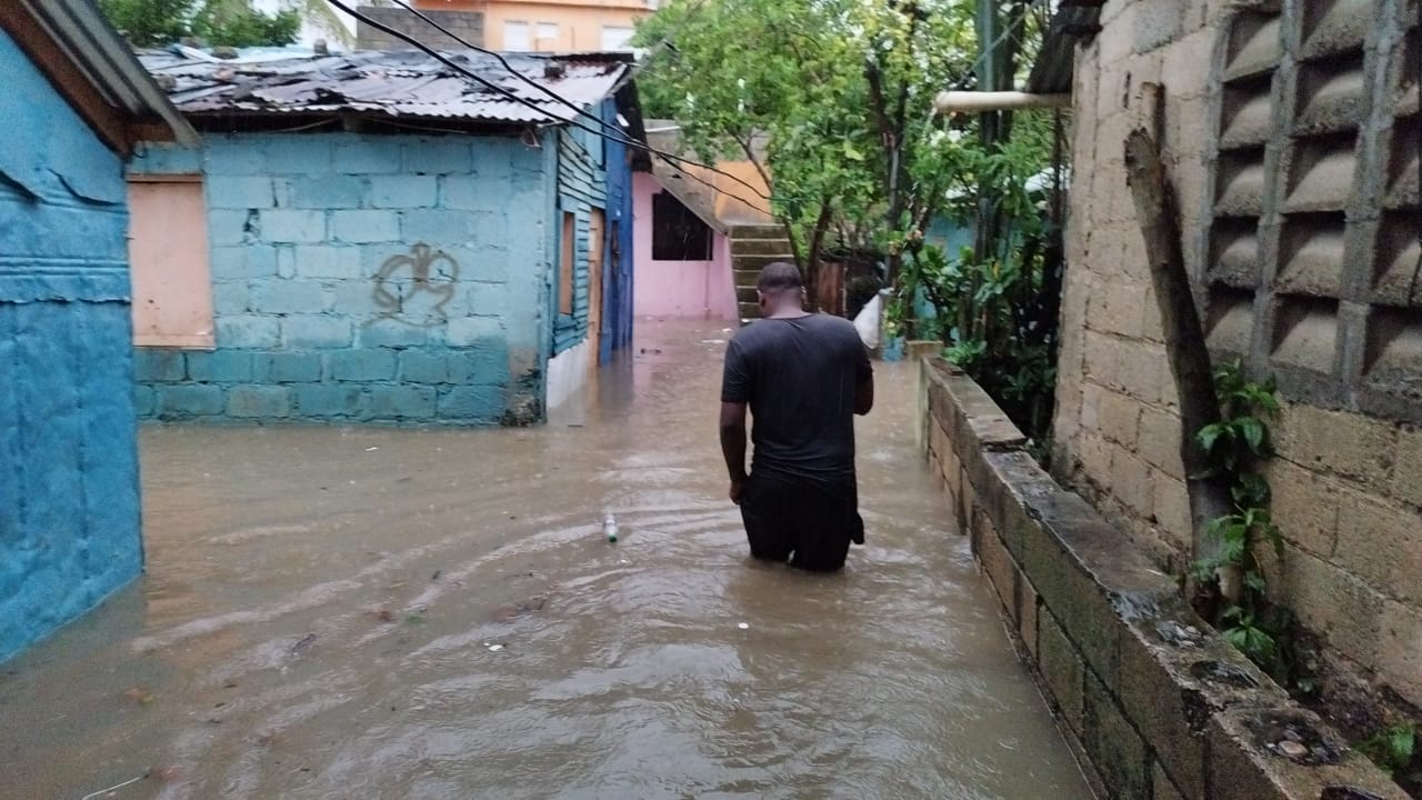 Residentes de Cancino Adentro solicitan ayuda urgente ante tormenta tropical