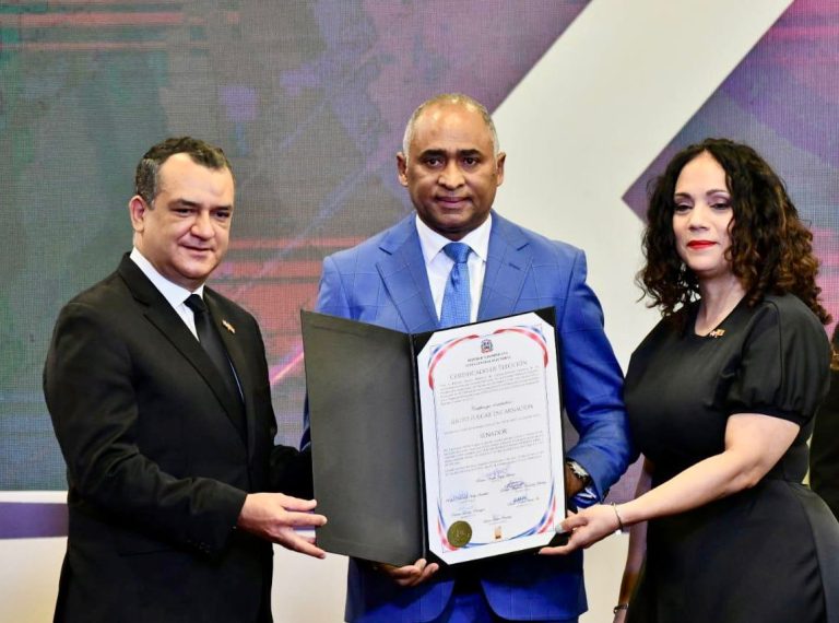 Julito Fulcar recibe certificación como Senador por Peravia