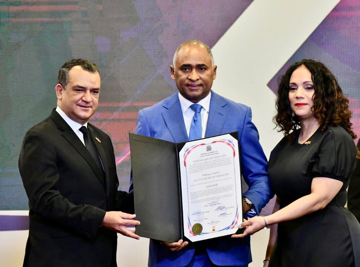 Julito Fulcar recibe certificación como Senador por Peravia