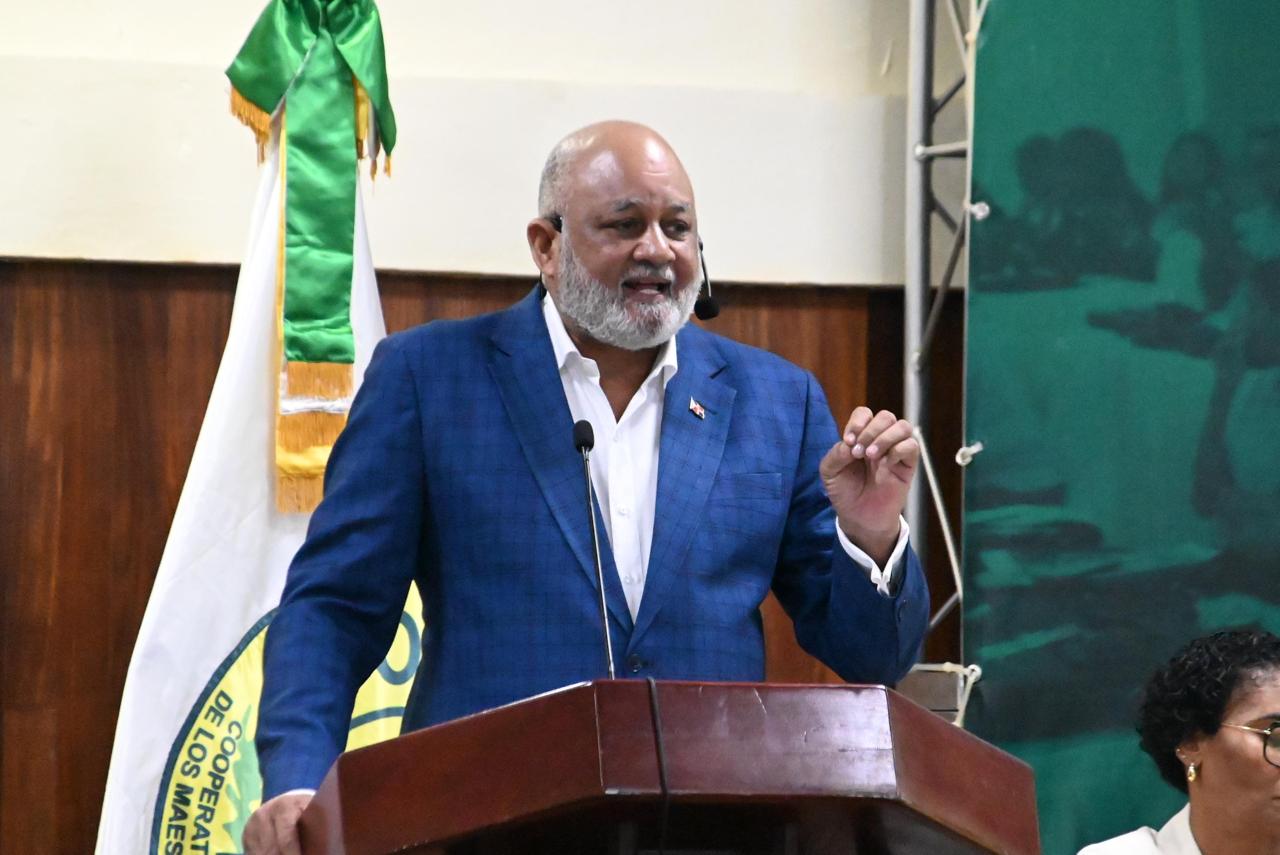 Roberto Fulcar Imparte Conferencia sobre "Liderazgo Trascendente" en Cursos de Verano de COOPNAMA