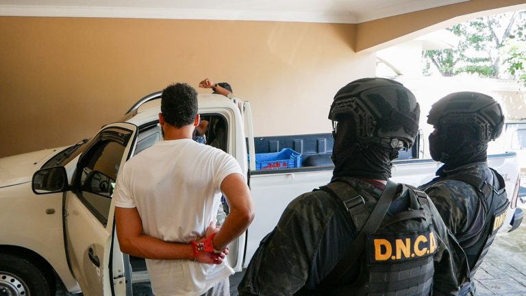 Capturan a dos hombres vinculados al decomiso de 371 paquetes de cocaína camuflados en tanques de miel