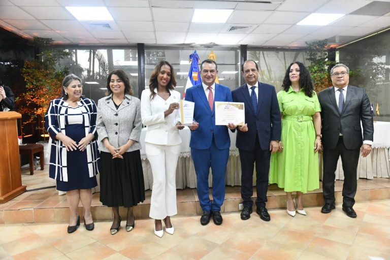 Instituto IESPEC Reconoce a Estudiantes Universitarios Destacados en Concurso Nacional de Ensayo