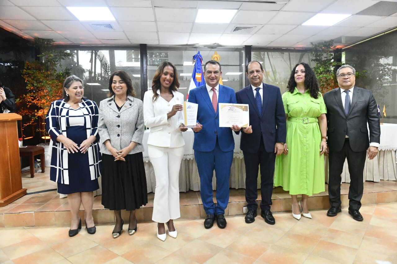 Instituto IESPEC Reconoce a Estudiantes Universitarios Destacados en Concurso Nacional de Ensayo