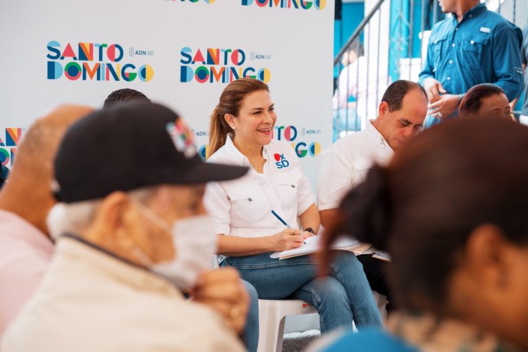 Alcaldesa Carolina Mejía Interactúa con Comunitarios de San Miguel y Lleva Soluciones