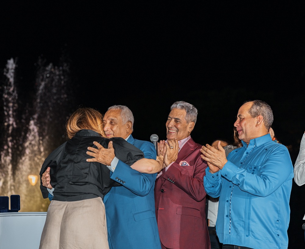 Alcaldesa Carolina Mejía Otorga Reconocimientos a Rafael Solano, Niní Cáffaro y Pavel Núñez en Concierto por el Día de los Padres
