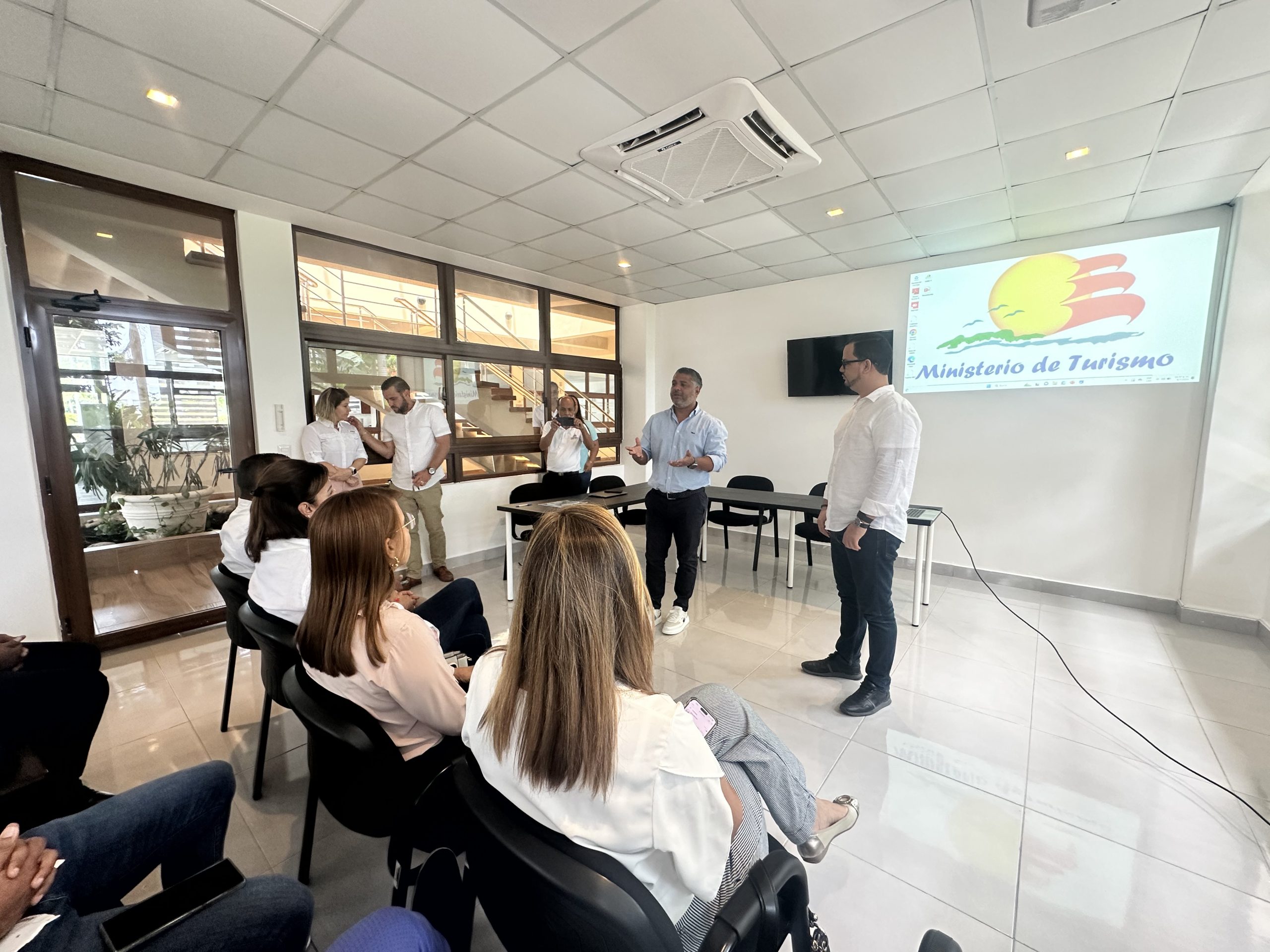 Ministerio de Turismo refuerza medidas para proteger el turismo en Puerto Plata