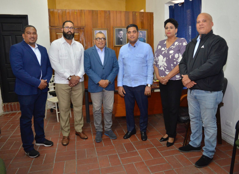 El ministro de Deportes, Kelvin Cruz, figura junto a directivos de la Asociación de Cronistas Deportivos, Américo Celado, Vìctor Calvo, Neftalì Ruiz, Natacha Batista y Odalis Sánchez. FUENTE EXTERNA.