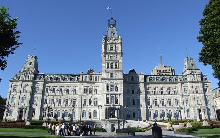 Quebec Congela la Llegada de Trabajadores Temporales Extranjeros para Empleos con Salarios Mínimos en Montreal
