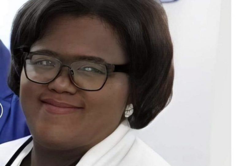 Ana Josefa García Cuello protesta por condiciones de traslado mientras enfrenta acusación por el asesinato de su hija