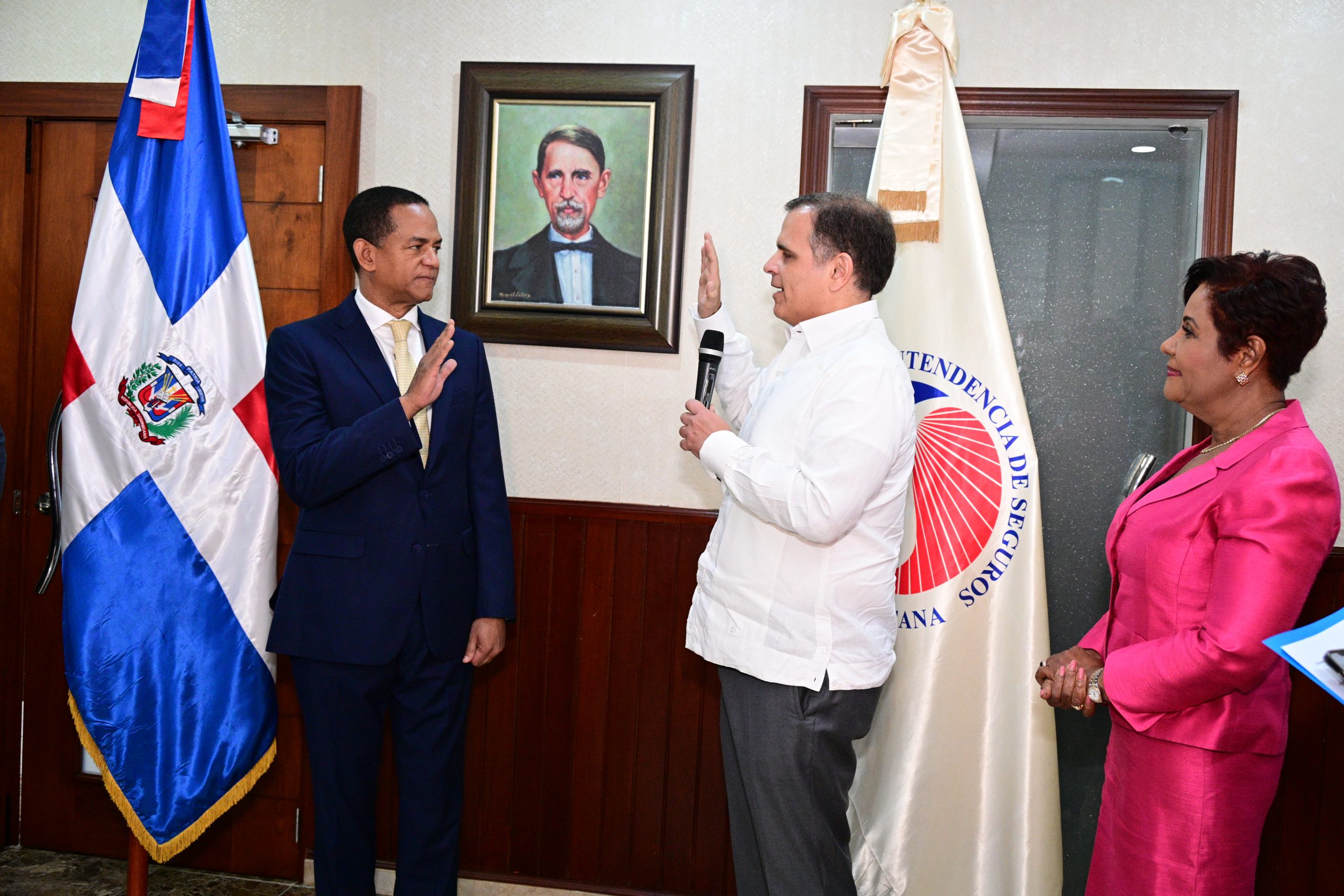 Julio César Valentín asume como Superintendente de Seguros, reafirmando su compromiso con la transformación y la transparencia