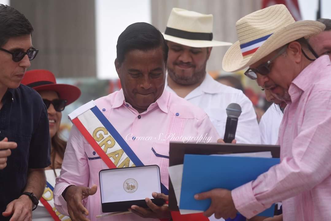 Roberto Del Castillo, Gran Mariscal del Festival Dominicano de Rhode Island, recibe la llave de la ciudad de Providence