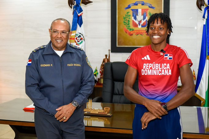 Director General de la Policía Nacional felicita a Marileidy Paulino por su triunfo en los 400 metros lisos