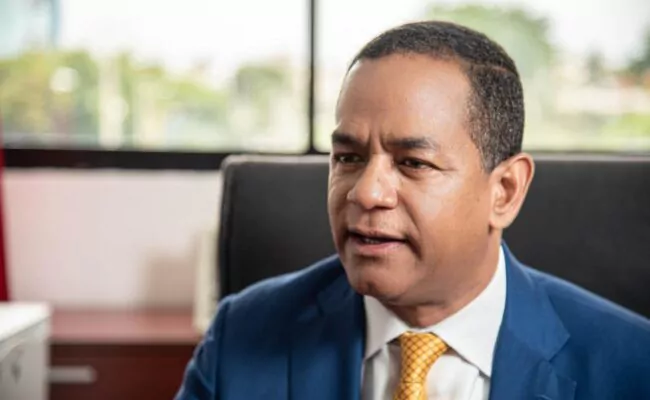 Luis Abinader designa a Julio César Valentín como Superintendente de Seguros