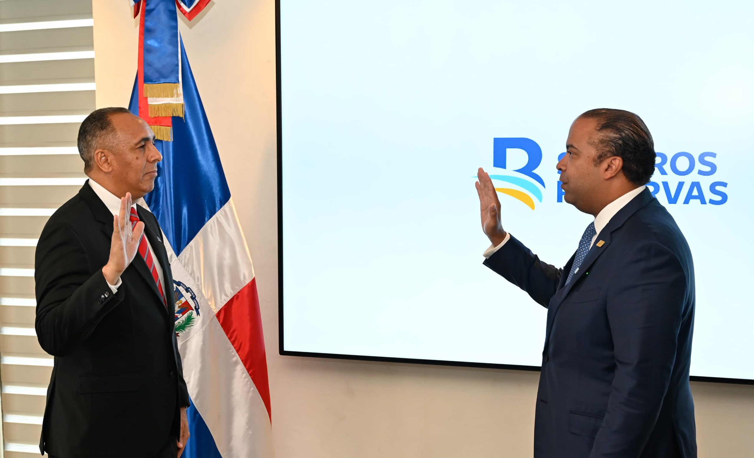 Samuel Pereyra juramenta a Nelson Arroyo como Vicepresidente Ejecutivo de Seguros Reservas