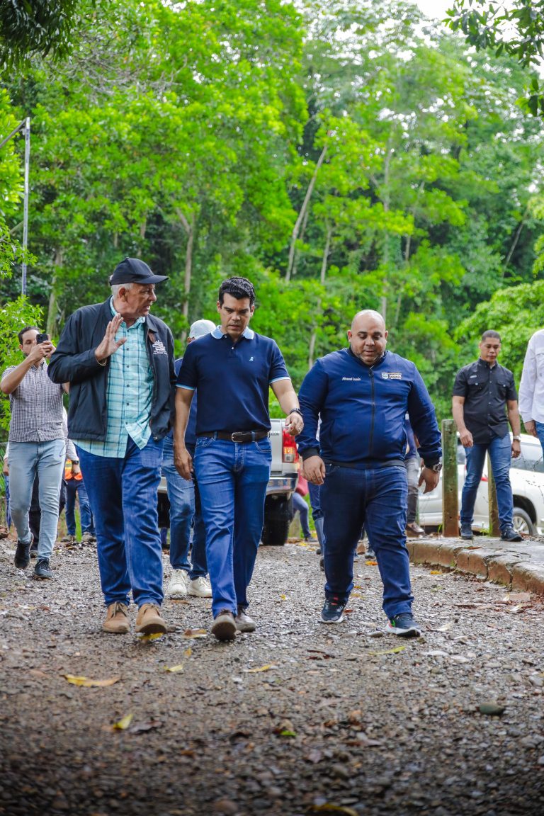 Wellington Arnaud encabeza prueba de nueva fuente de agua en Maimón