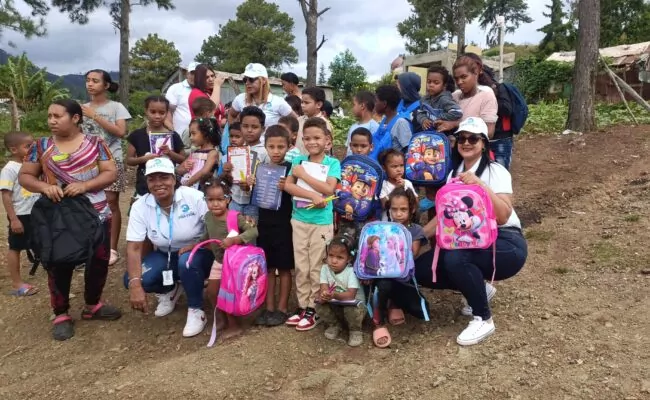 FRAVIGIL Distribuye Raciones Alimenticias y Útiles Escolares en Constanza