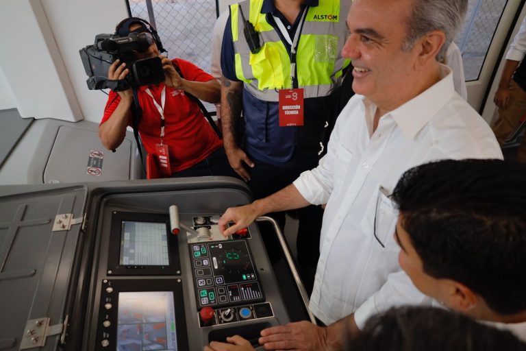 Presidente Abinader Conduce Primer Viaje del Monorriel de Santiago