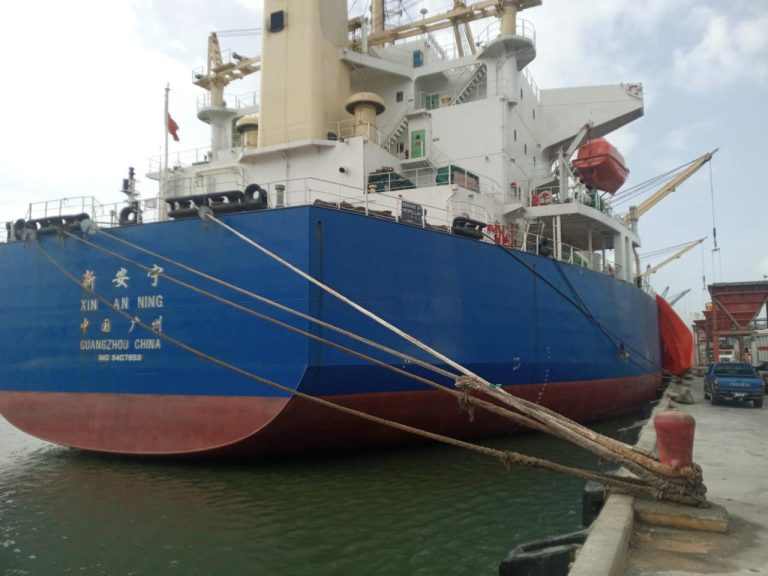 Armada Dominicana y autoridades portuarias rescatan a náufragos en alta mar