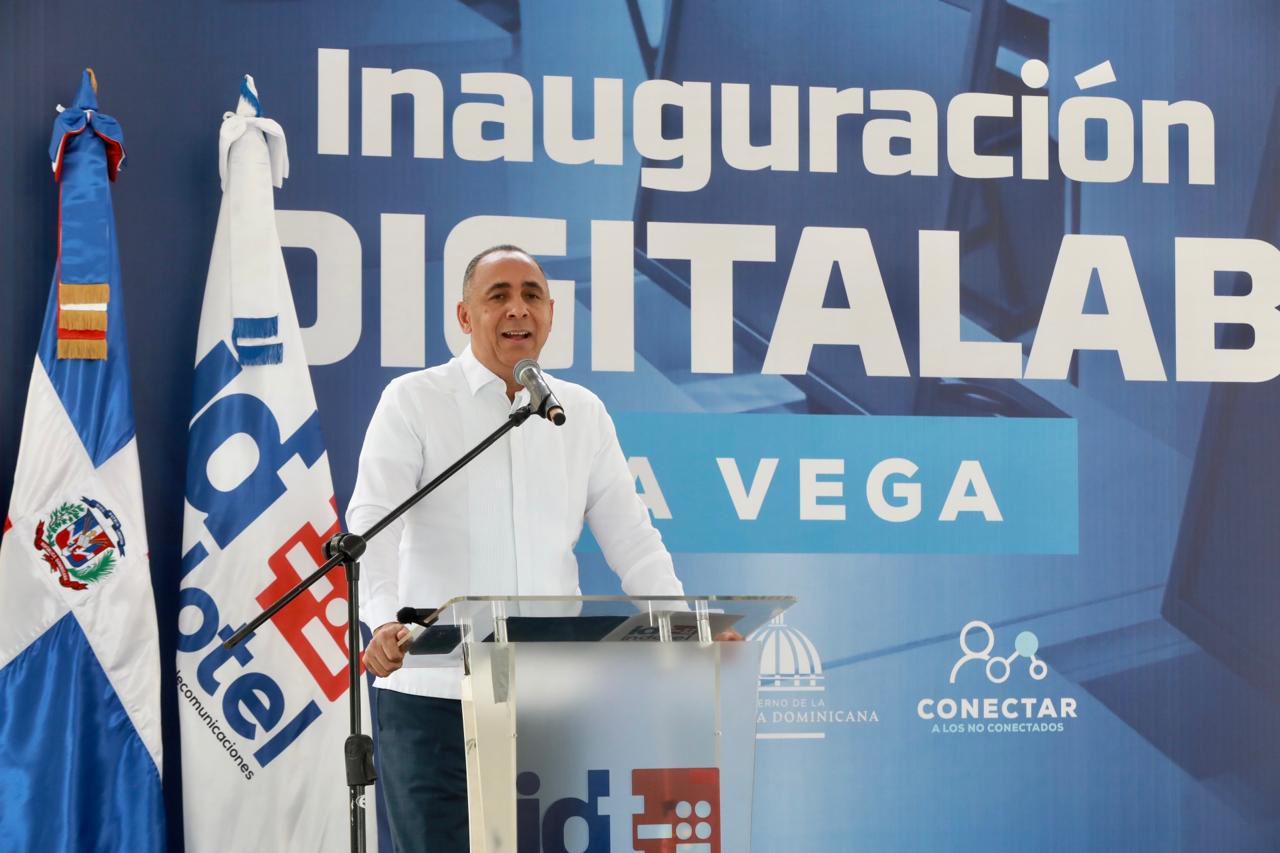 Indotel impulsa la transformación educativa con el proyecto DigitalLab en La Vega