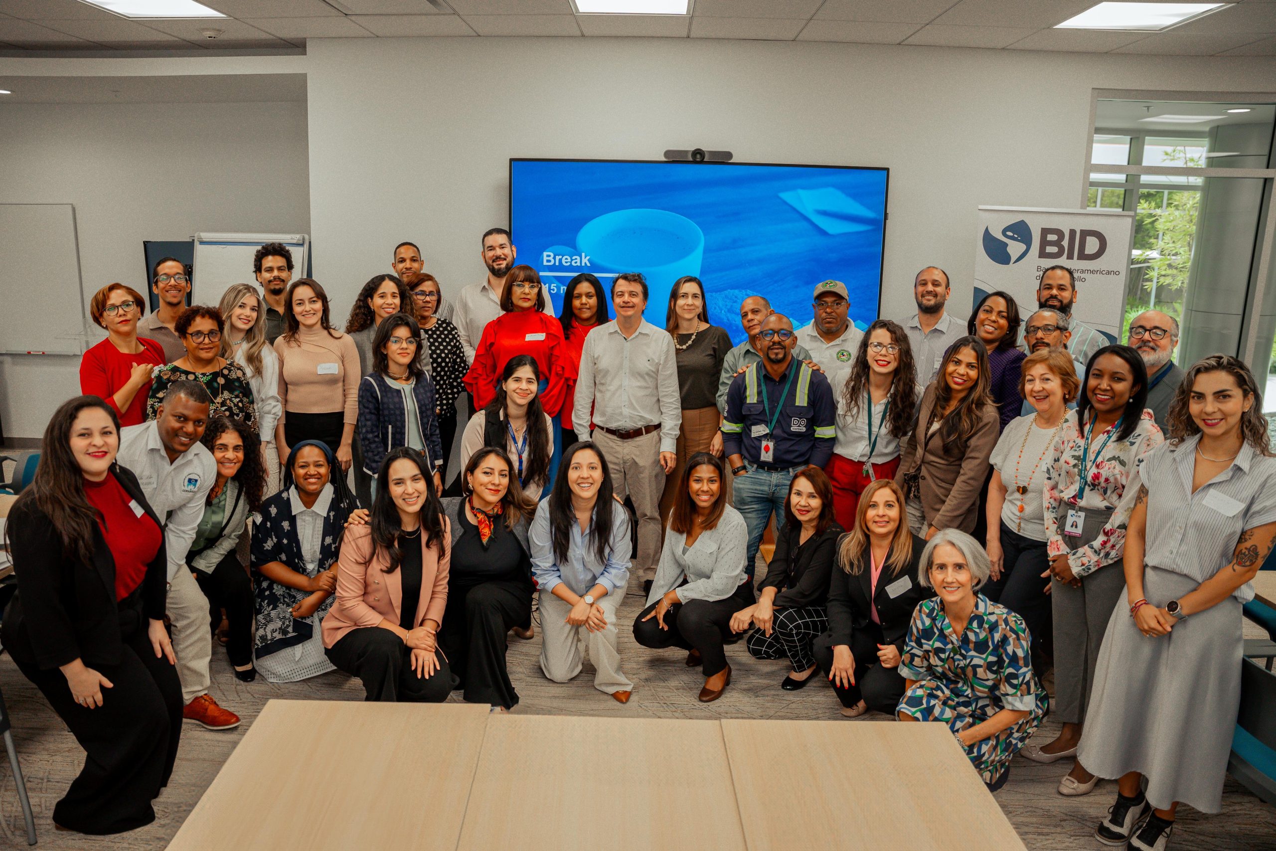 INAPA y Mimarena Capacitan a Colaboradores para Mejorar la Gestión de Residuos Sólidos y el Uso Sostenible del Agua