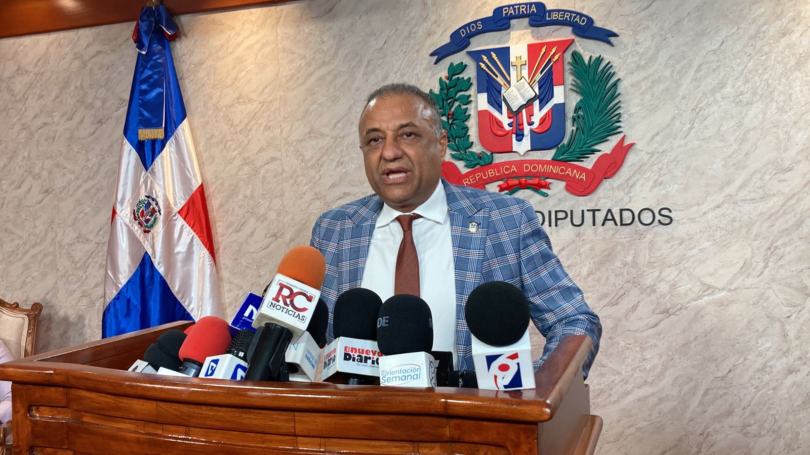 Diputado José Miguel Ferreiras propone reducir número de senadores y gobernadores en la reforma constitucional