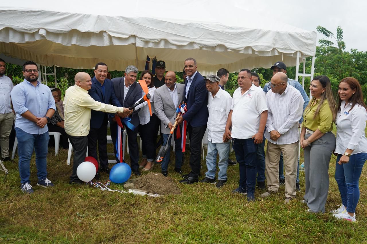 Senador Carlos Gómez da primer palazo para la Casa Club del Comunicador en Espaillat