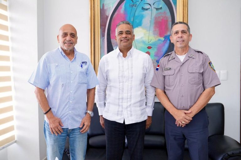 Ministro Joel Santos Echavarría y directivos de Abadina afinan detalles para el Torneo de Baloncesto Superior TBS-Distrito 2024