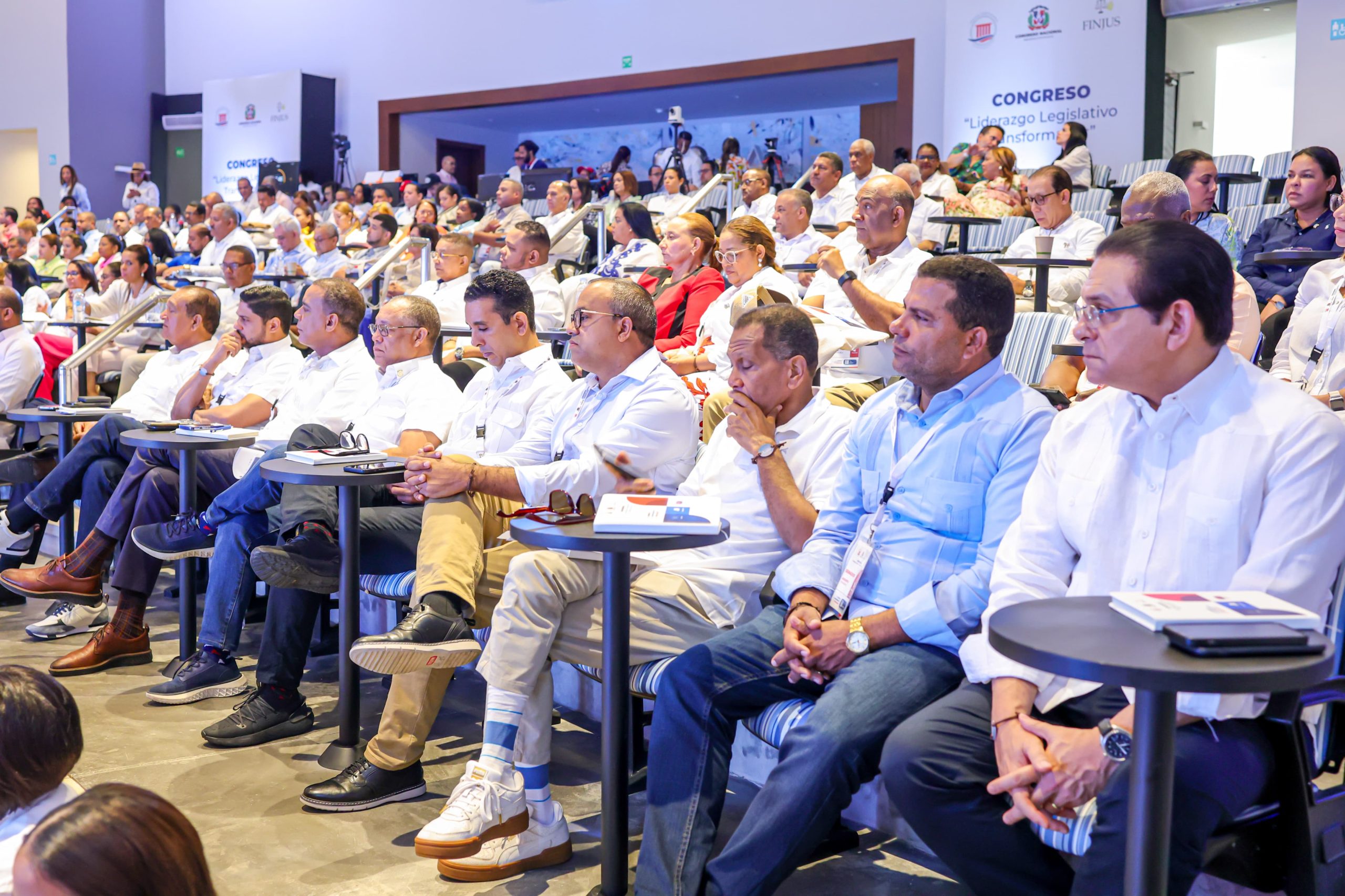 Senadores y Diputados Concluyen Congreso "Liderazgo Legislativo Transformador" con Enfoque en Consenso y Creación de Leyes