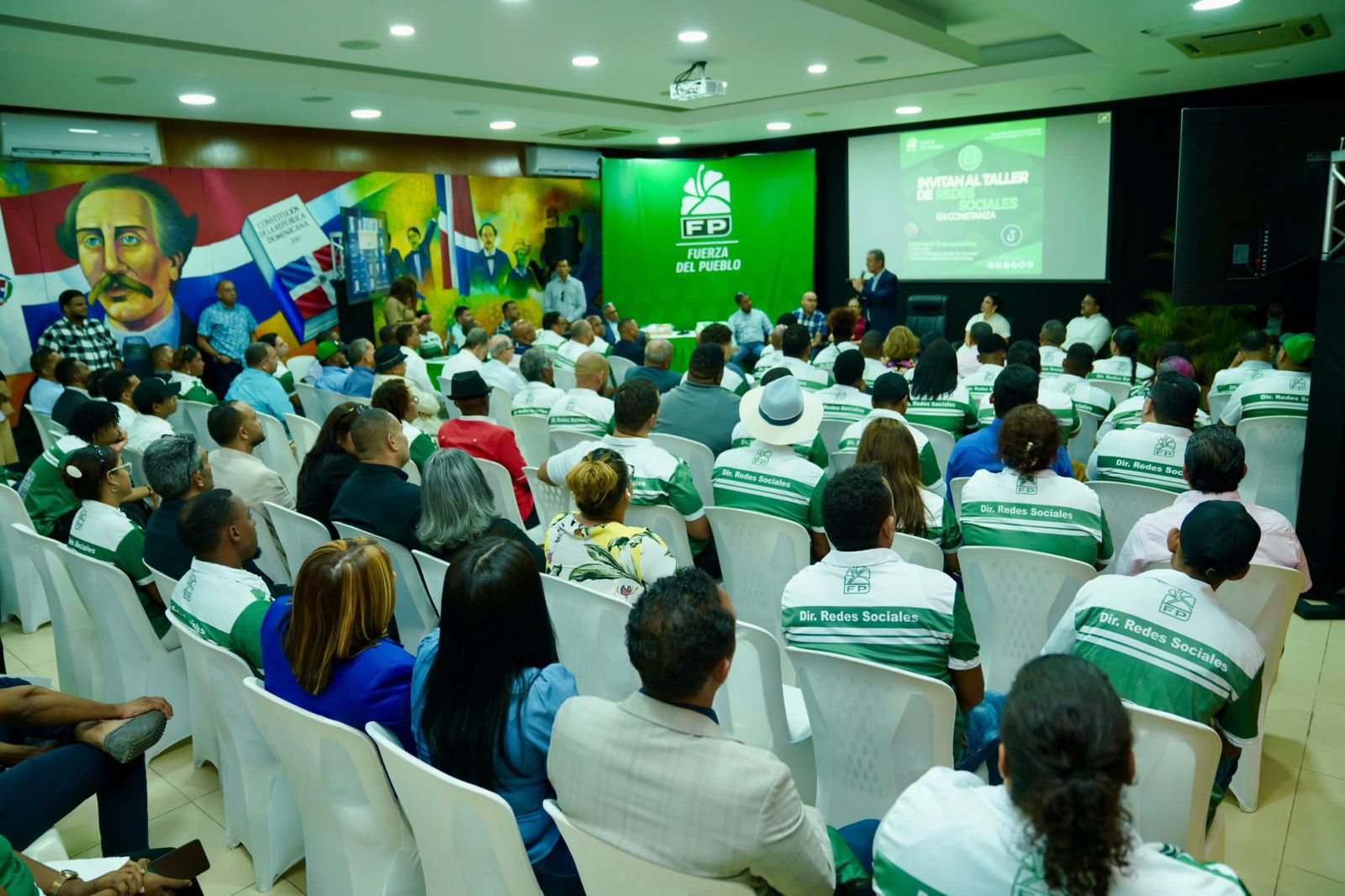 Leonel Fernández se reúne con coordinadores de redes sociales de la Fuerza del Pueblo para fortalecer estrategias de comunicación