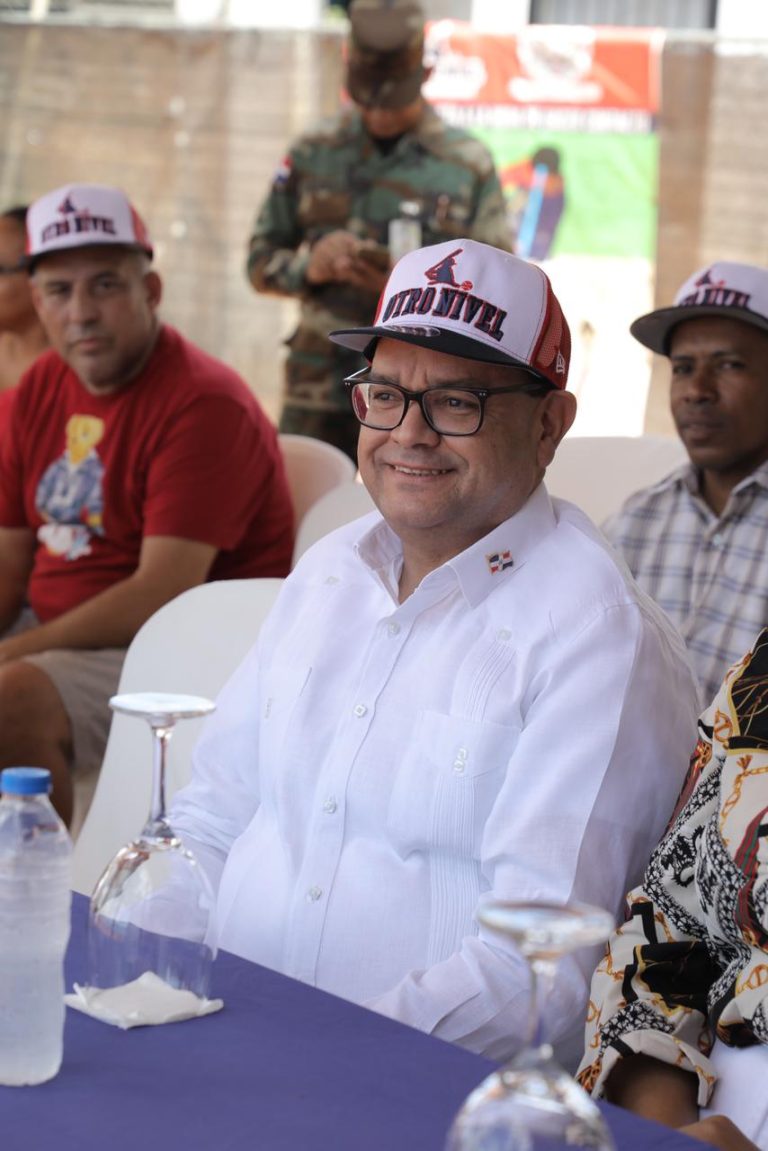 Academia de Baseball Otro Nivel y Asociación de Juntas de Vecinos de San Isidro reconocen al Ing. Manuel Mejía Naut por su compromiso con la juventud y el deporte