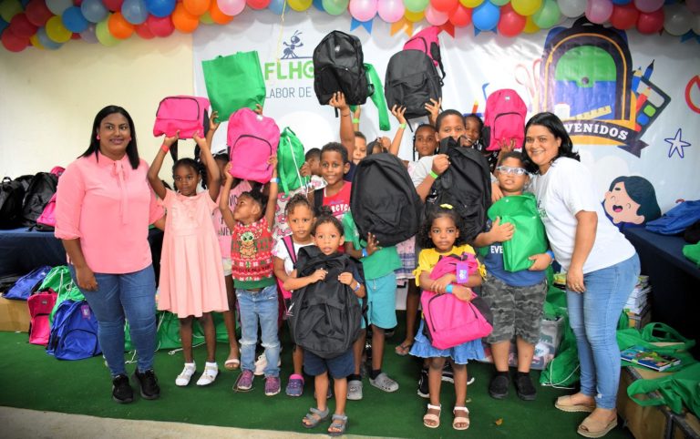 Fundación Labor de Hormiguitas impulsa la educación con entrega de útiles escolares en Los Mameyes