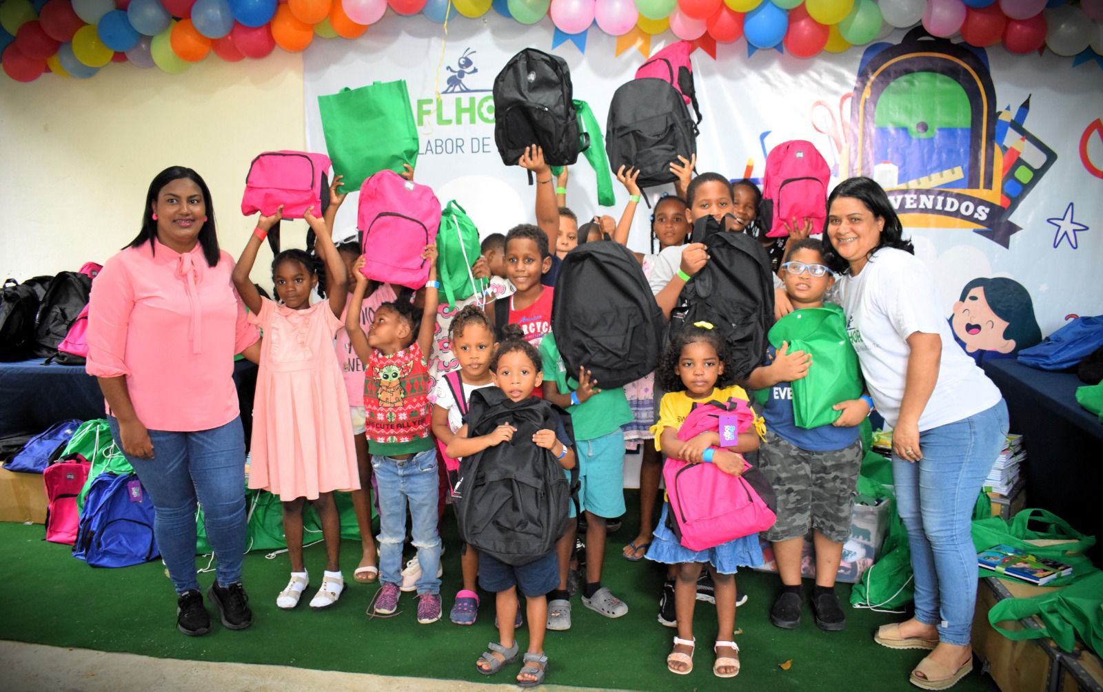 Fundación Labor de Hormiguitas impulsa la educación con entrega de útiles escolares en Los Mameyes