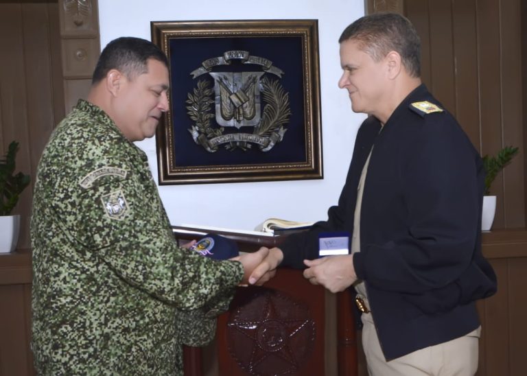 Vicealmirante Agustín Morillo Rodríguez y Coronel José Domingo Cantillo Caro fortalecen lazos entre la República Dominicana y Colombia