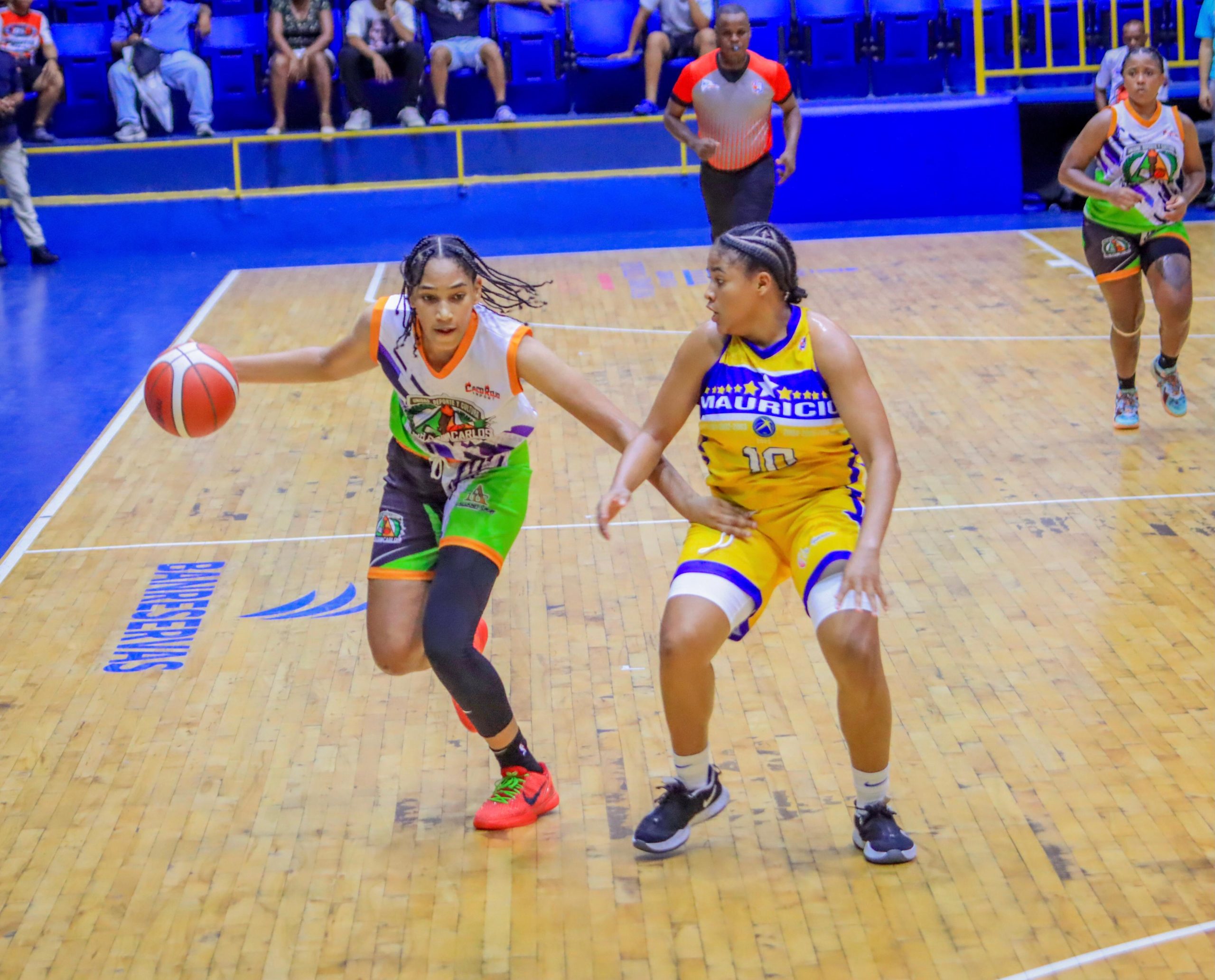 San Carlos Toma Ventaja en la Semifinal del TBSF Distrito Nacional