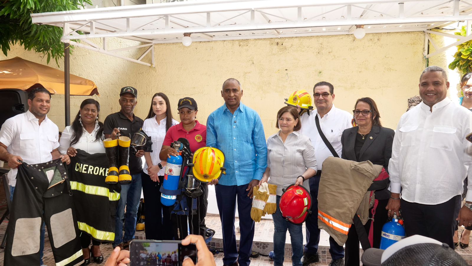 Senador Julito Fulcar Encarnación entrega equipos de bomberos a municipios de Peravia