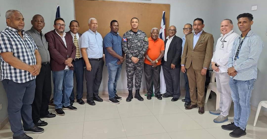 Comisión del Colegio Dominicano de Locutores y del IPPP Visita la Regional de la Policía Nacional en Santo Domingo Norte