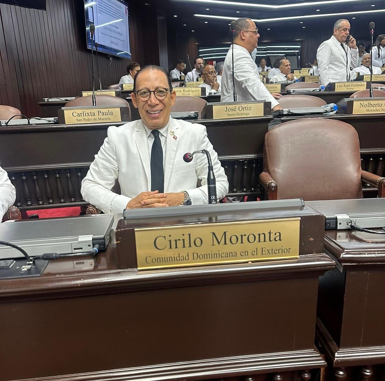 Cirilo Moronta recibe investidura como diputado de ultramar y participa en toma de posesión del presidente Abinader