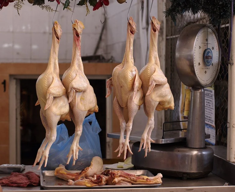 Preocupante alza en el precio del pollo en Moca: especulación y falta de control